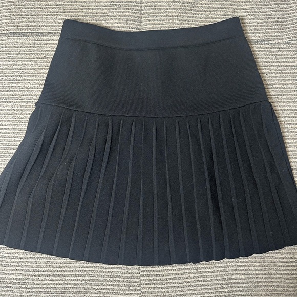 SOLD Sincerely Jules Black Pleated Mini Set - Picture 6 of 6